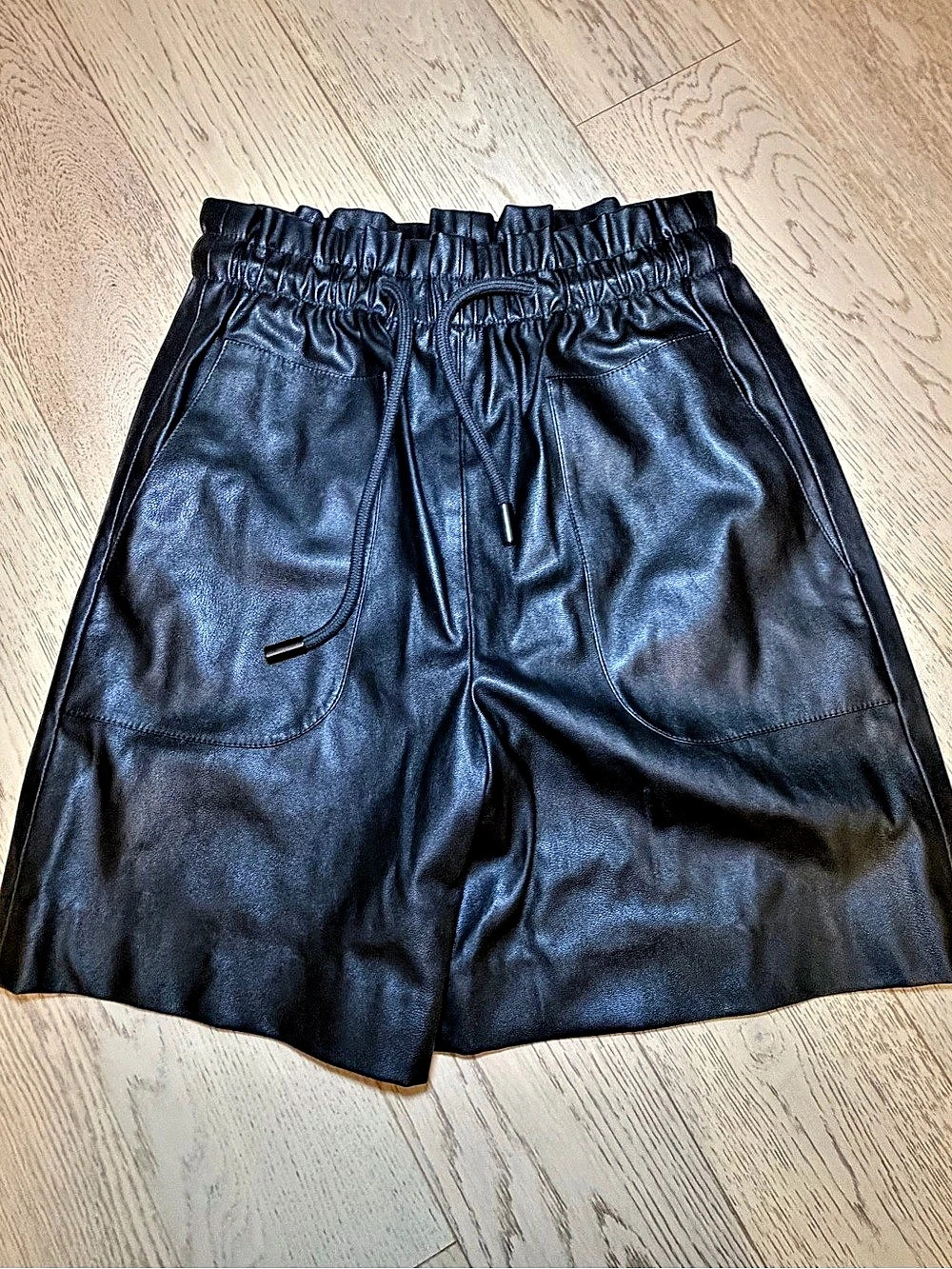 A-K-R-I-S punto High Waist Black Shorts Like New